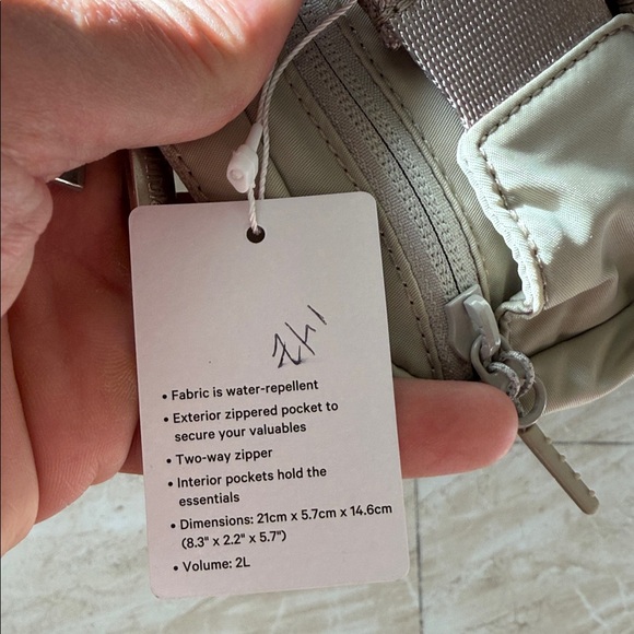 Lululemon 2L Everywhere Belt Bag price tag removed, description tag attached - Picture 3 of 4